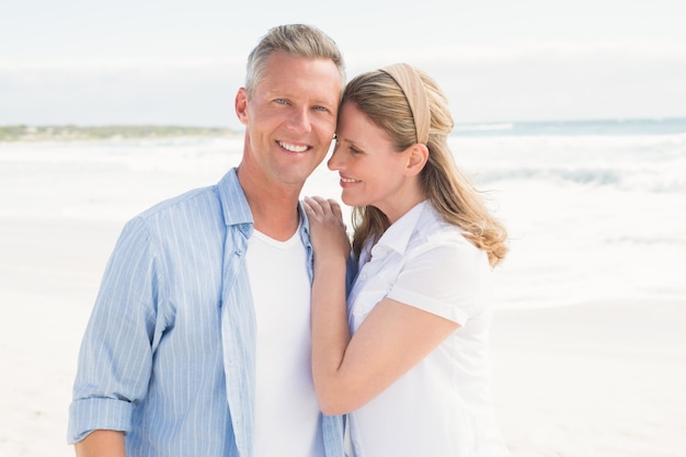 Couple heureux, souriant à la caméra