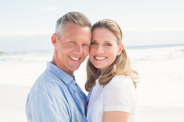 Couple heureux, souriant à la caméra