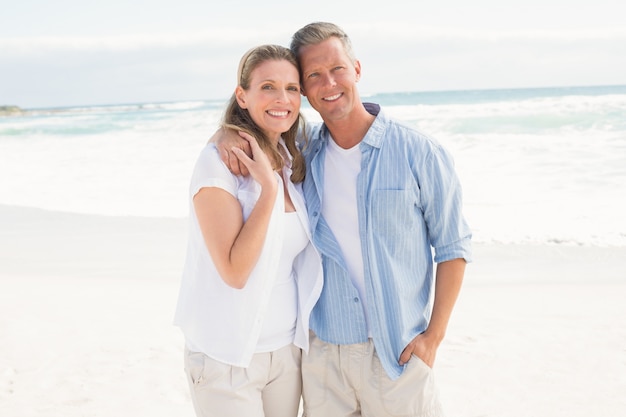 Couple heureux, souriant à la caméra