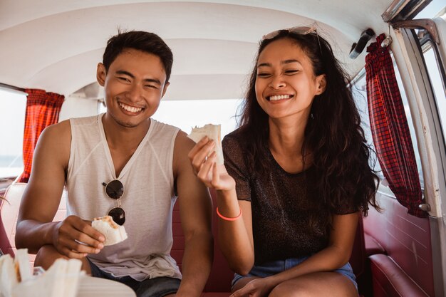 Couple Heureux Souriant Prendre Le Petit Déjeuner à L'intérieur De La Mini-fourgonnette