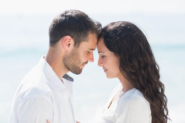 couple heureux souriant