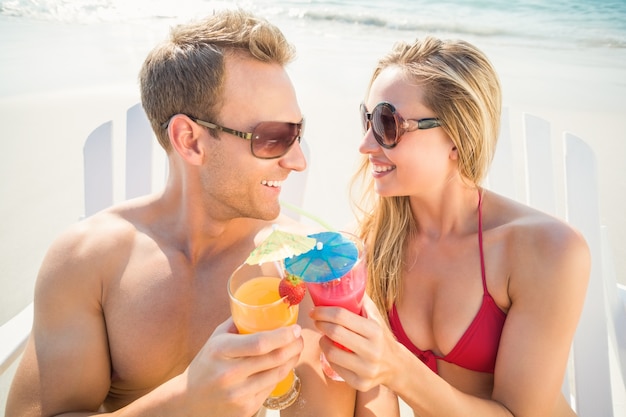 couple heureux souriant