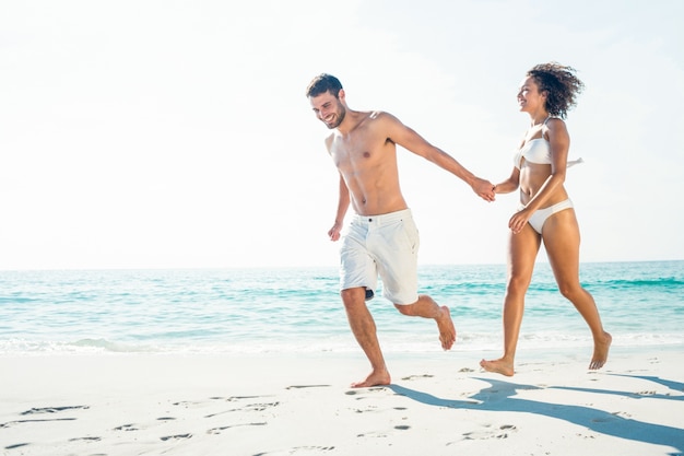 couple heureux souriant