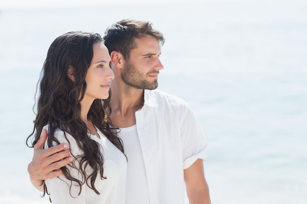 couple heureux souriant