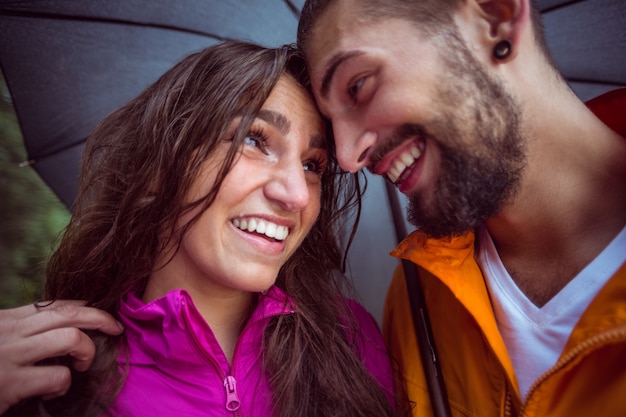 Couple heureux sous un parapluie