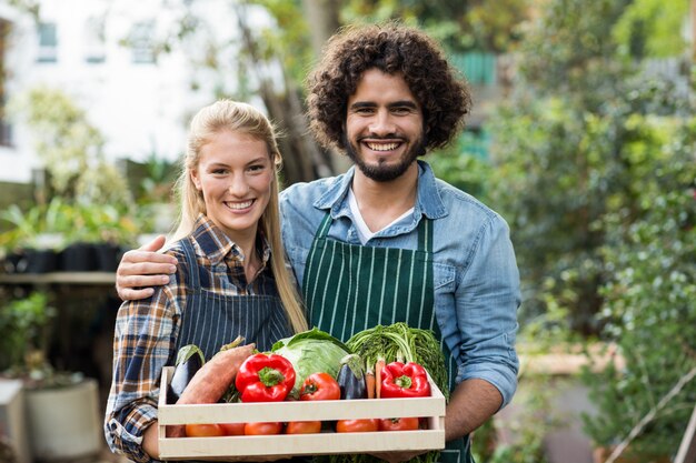 Couple heureux, tenue, caisse légumes