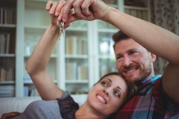 Couple heureux, tenue, leur, maison, clé