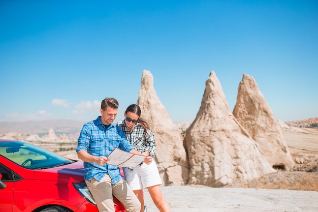 Couple heureux en vacances d'été dans des formations de grottes célèbres