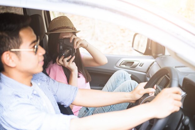 Couple heureux sur les vacances d&#39;été voyage voyage sur la route