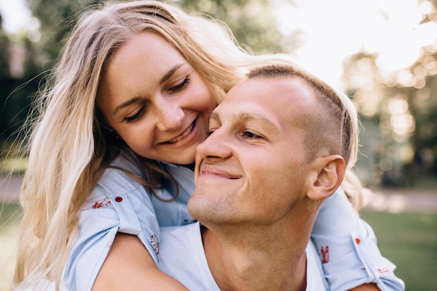 Couple heureux en vacances