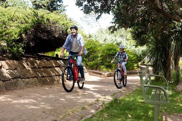 Couple heureux à vélo dans le parc