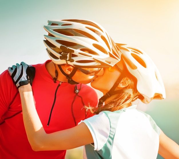 Couple heureux à vélo Famille sportive