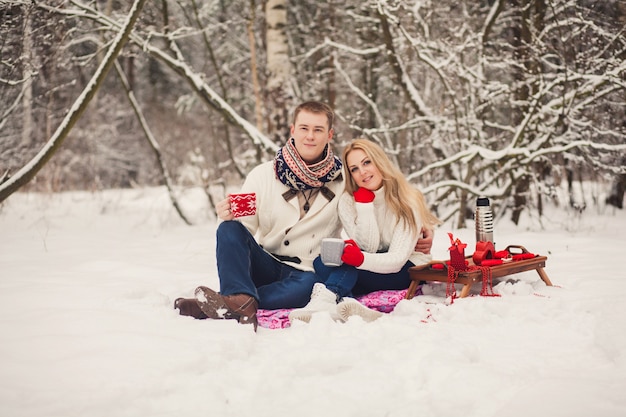 Couple heureux en vêtements d'hiver