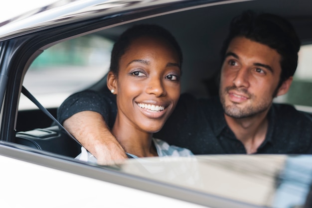 Couple heureux en voiture