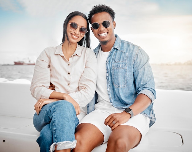 Couple heureux sur le voyage en mer d'été en yacht et l'océan de monaco dans le ciel bleu Voyage de vacances de luxe pour se détendre femme avec un beau sourire et jeune homme riche avec des lunettes de soleil de mode au soleil ensemble