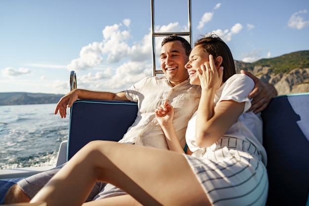 Couple Heureux Sur Un Yacht En été En Vacances Romantiques