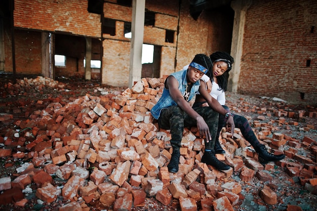 Couple de hiphop afro-américain sur undergraund