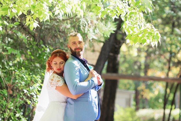 Couple de hipster amoureux juste marié en robe de mariée et costume dans le parc