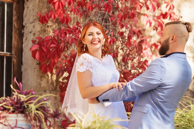 Couple de hipster amoureux juste marié en robe de mariée et costume dans le parc