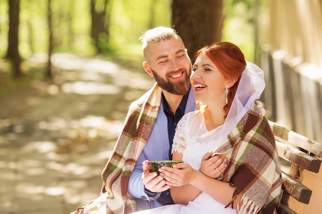 Couple de hipster amoureux juste marié en robe de mariée et costume dans le parc