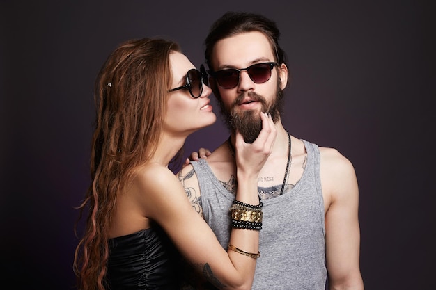 Couple hipster à lunettes de soleil