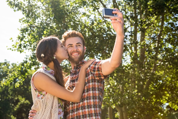 Couple de hipster prenant un selfie