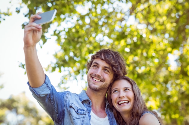 Couple de hipster prenant un selfie