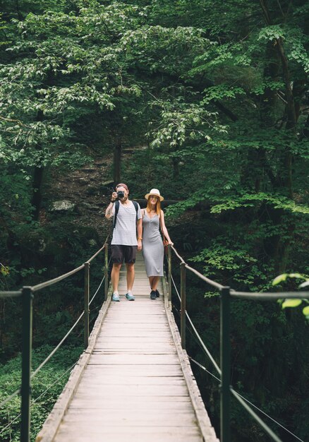 Couple de hipster en randonnée sur le fond d'une nature Slovénie Tolmin