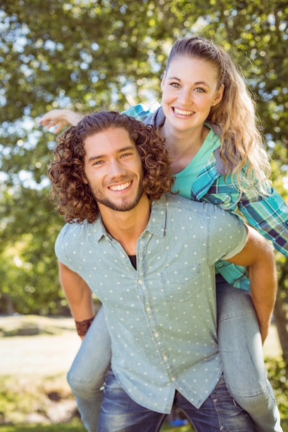 Couple de hipster s&#39;amuser ensemble