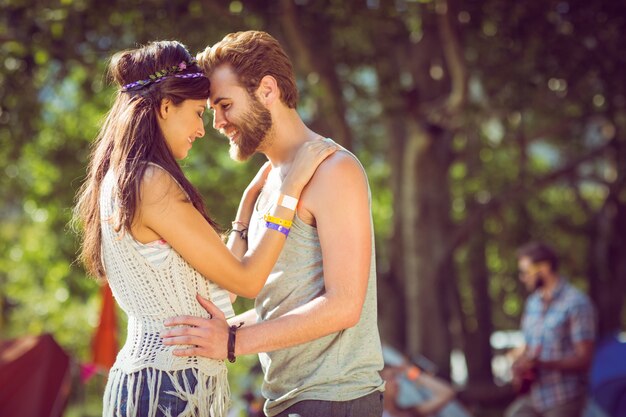 Couple de hipster souriant les uns aux autres