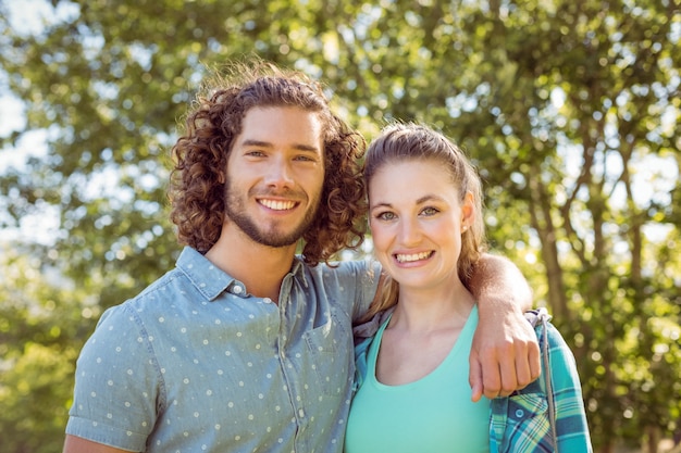 Couple de hipster, souriant à la caméra