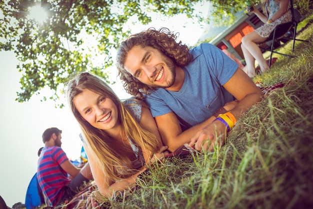 Photo couple de hipster, souriant à la caméra