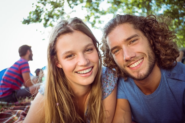 Couple de hipster, souriant à la caméra