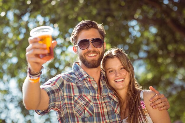 Couple de hipster, souriant à la caméra