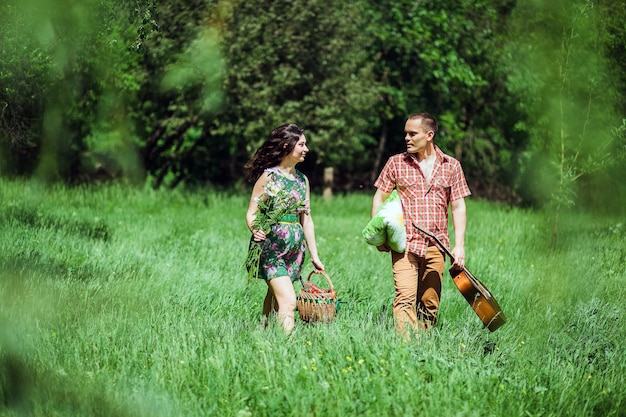 Couple d'histoire d'amour vintage. couple se détendre dans le pré vert et le jardin. Fond de balançoire.