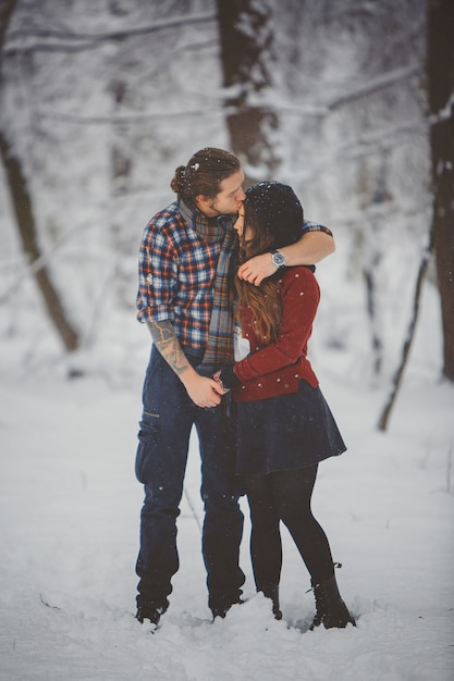 Couple d'hiver amusant ludique