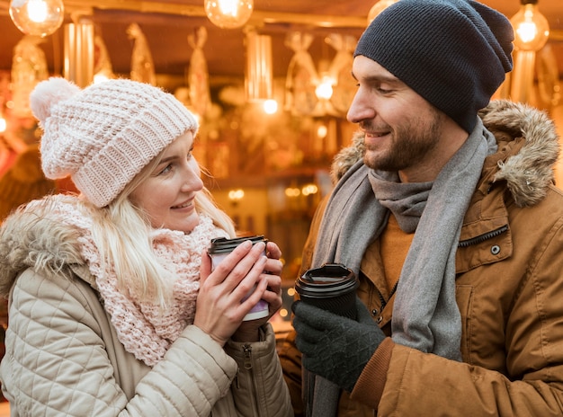 Couple en hiver, boire une boisson chaude