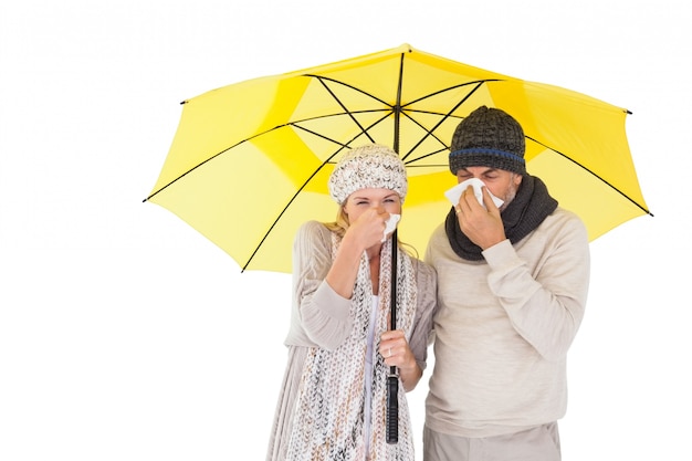 Couple en hiver, éternuer sous le parapluie