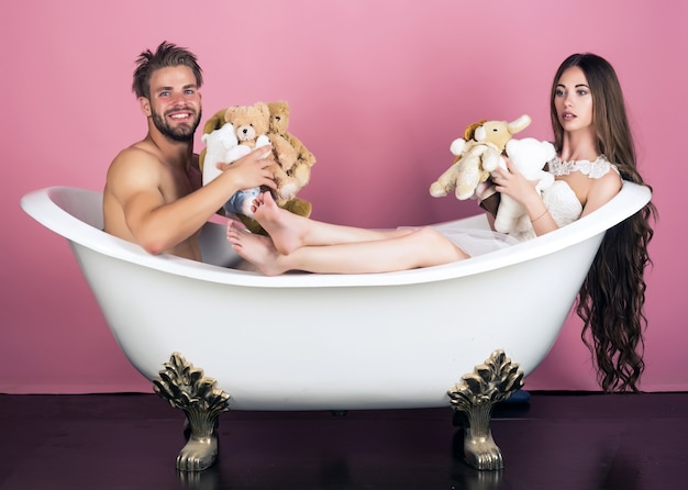 Couple d'homme et de femme aux cheveux longs dans le bain