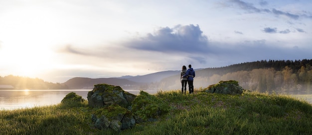 Couple homme et femme aventureux debout dans la nature