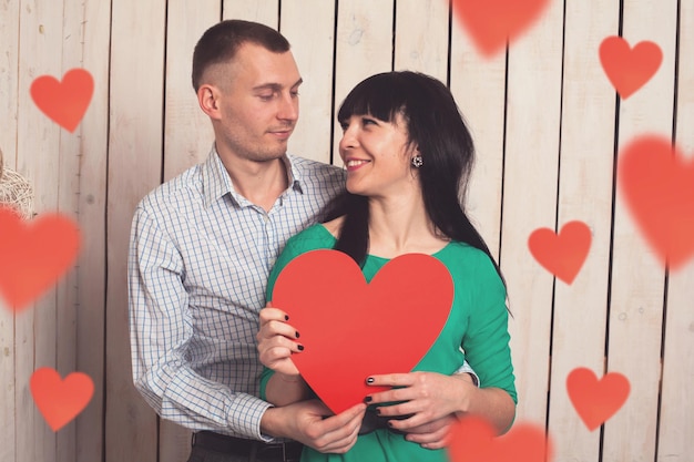 Couple d'homme et de femme en forme de coeur rouge. L'amour à la Saint-Valentin.