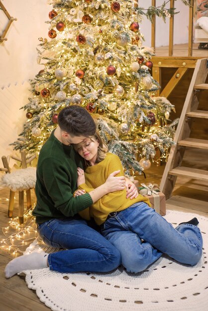 couple homme et femme jeune à Noël