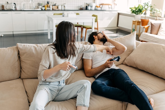 Couple d'homme et femme jouant à un jeu vidéo