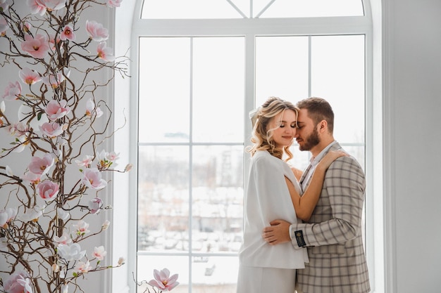 couple homme et femme près de la fenêtre le jour du mariage portrait de famille Saint Valentin