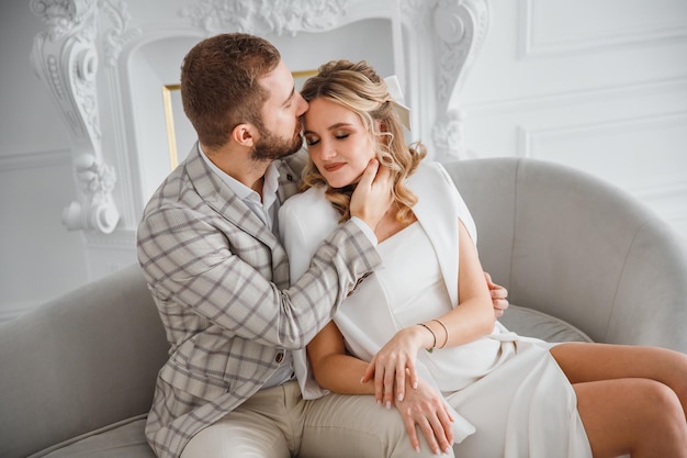 couple homme et femme près de la fenêtre le jour du mariage portrait de famille Saint Valentin