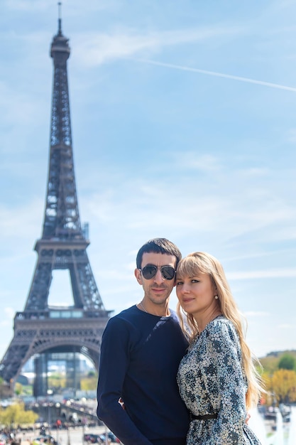 Couple homme et femme près de la tour eiffel Mise au point sélective