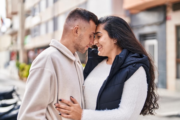 Couple homme et femme s'embrassant debout dans la rue