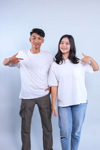 Un couple d'hommes et de femmes asiatiques portant un t-shirt blanc pour la maquette