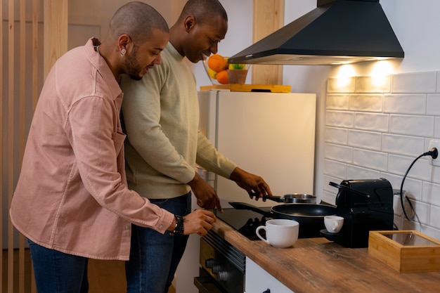 Photo couple d'hommes noirs passant du temps ensemble