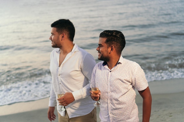 Couple d'hommes tenant un verre de vin lors d'une célébration. Concept de célébration du nouvel an